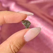 Load image into Gallery viewer, Moldavite Raw D (0.57g)
