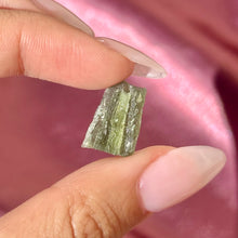 Load image into Gallery viewer, Moldavite Raw C (1.27g)
