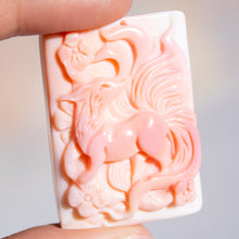 Load image into Gallery viewer, Queen Conch Carving | Choose Your Style
