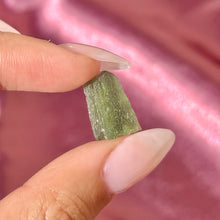 Load image into Gallery viewer, Moldavite Raw C (1.27g)
